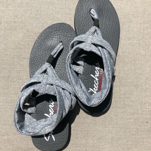 studio skechers flip flops
